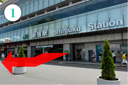 JR新宿駅ミライナタワー改札・甲州街道改札を出て右に曲がります。