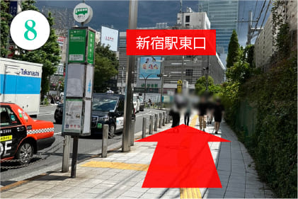 高架下を抜けたら右に曲がります。そのまま道なりに進むと、新宿駅東口が見えてきます。