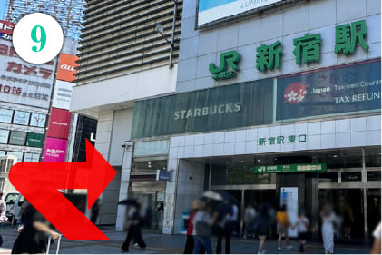 新宿駅東口を右手に通り過ぎたところを右に曲がります。