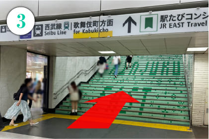 歌舞伎町方面への階段を上がり、地上に出ます。