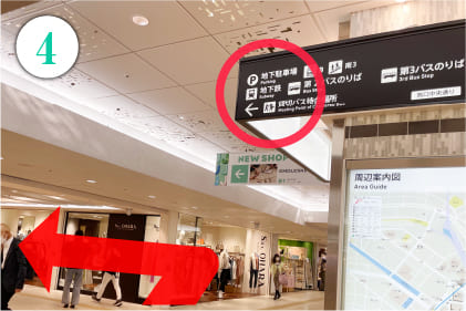 地下鉄方面に向かって左に曲がります。右手に無印良品を超えたところが目印です。