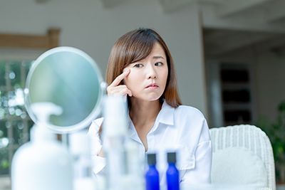 シワを気にする女性