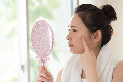 鏡を見る女性