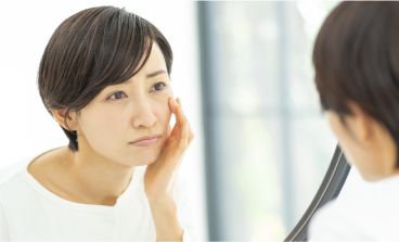 鏡を見る女性